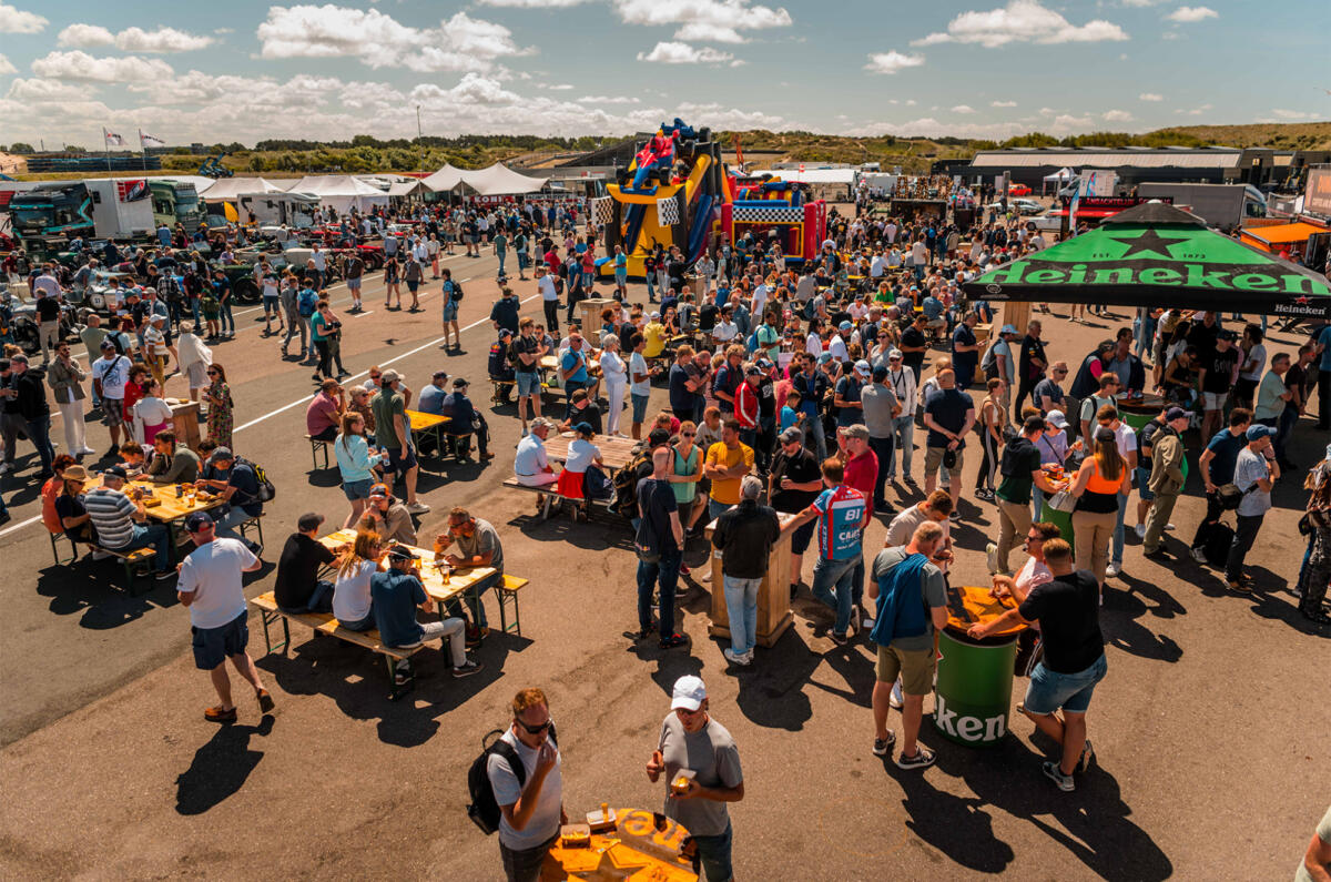 Historic Grand Prix Zandvoort 0013 Paddock sfeer Bron Mick Kok