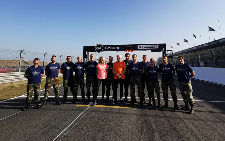 OUD-MARINIERS TRAINEN MET NATASJA FROGER OP CM.COM CIRCUIT ZANDVOORT TER VOORBEREIDING OP JUBILEUMEDITIE TOUR DU ALS